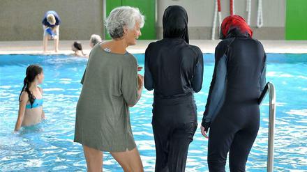 Gemeinsamer Schwimmunterricht für Jungen und Mädchen? Laut Urteil auch für Muslima machbar - mit Burkini.