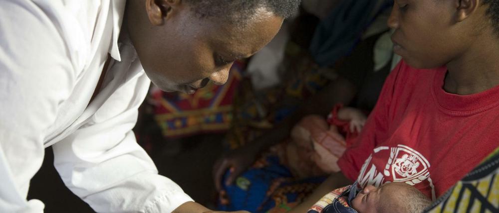 In einer Gesundheitsstation in Rukogo, einem Dorf in der Naehe der Stadt Kayanza im Norden von Burundi, wird ein Baby am gegen Tuberkulose geimpft. 