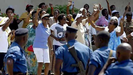 Am Sonntag haben die Frauen gegen die erneute Kandidatur des burundischen Präsidenten Pierre Nkurunziza demonstriert. Er hatte der Wahlkommission am Wochenende seine Kandidatur offiziell angezeigt. Die Polizisten wussten nicht recht, ob sie - wie zuvor auf jugendliche Demonstranten - einfach schießen sollten. 