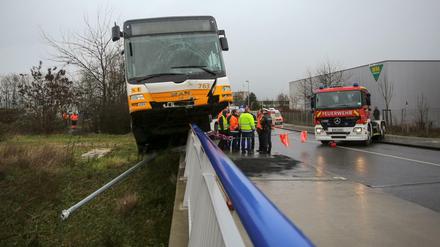 Ein Linienbus der Mainzer Verkehrsgesellschaft (MVG) steht am 10.02.2016 nach einem Unfall auf dem Geländer einer Überführung über die Autobahn A60 in Mainz (Rheinland-Pfalz). Laut Feuerwehr wurden bei dem Unfall drei Menschen leicht verletzt. 