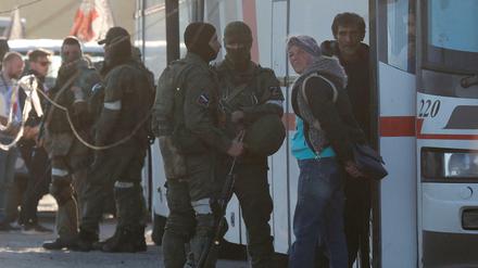 Pro-russische Soldaten kontrollieren die Evakuierungsaktion rund um das Stahlwerk Mariupol.