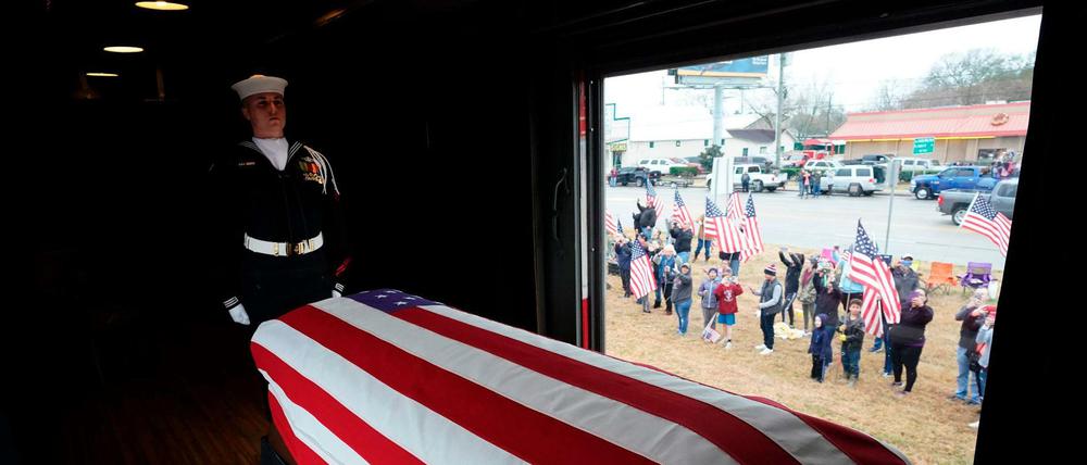 Menschen säumen des Strecke des Sonderzugs mit dem Leichnam von George H.W. Bush.