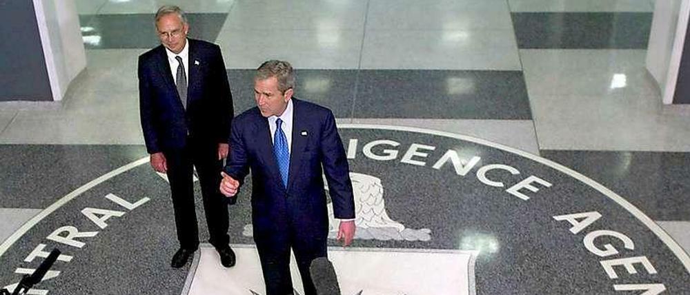 Unbelehrbar. George W. Bush (r.) verteidigt noch heute die in seiner Zeit als US-Präsident angewandten Verhörmethoden des CIA unter Leitung des J. Porter Goss (l.).