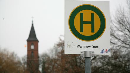 Bushaltestelle im Dorf Wallmow in der Uckermark - diese Linie zahlt die Kommune