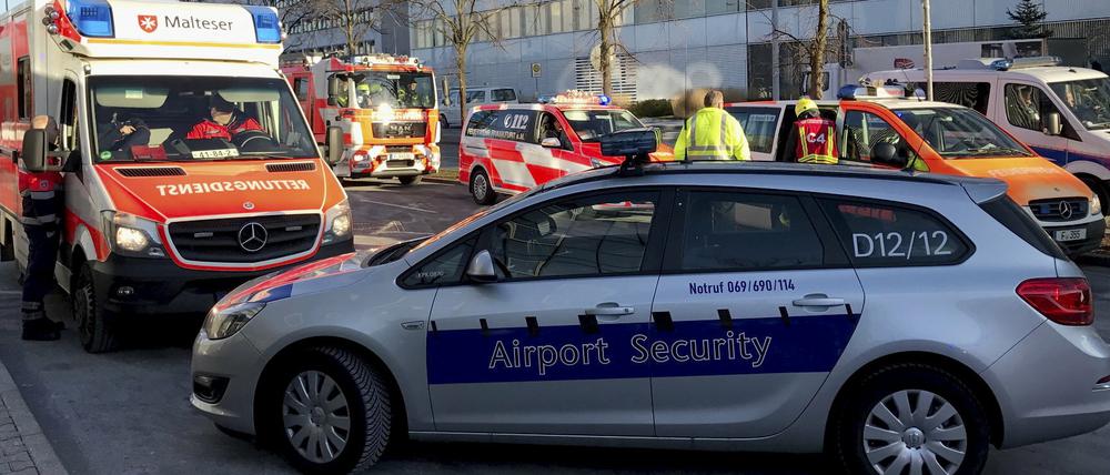 Rettungsfahrzeuge am Terminal 1 des Frankfurter Flughafens. Zuvor war ein mit 75 Menschen besetzter Bus mit einem anderen Fahrzeug auf dem Vorfeld zusammengestoßen.