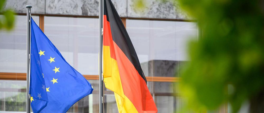 Beide Fahnen wehen vor dem Bundesverfassungsgericht am Tag des Urteils auf gleicher Höhe. Die europäische Finanzpolitik muss sich jedoch der Souveränität und dem Grundgesetz der Bundesrepublik Deutschland beugen.