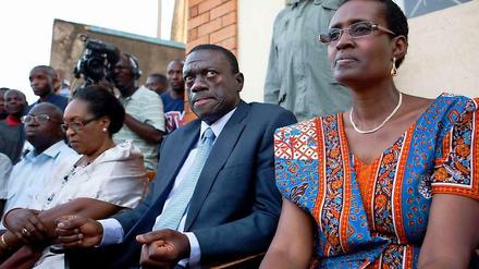 Seit 1998 ist Winnie Byanyima mit dem ugandischen Oppositionspolitiker Kizza Besigye verheiratet. Trotzdem hat sie ihren gemeinsamen Sohn mehr oder weniger allein erzogen. Denn Besigye verbrachte Jahre im Exil und im Gefängnis. Byanyima sah wegen all der Versuche, sie an ihrer Arbeit als Parlamentarierin zu hindern, irgendwann keinen Sinn mehr darin, in der ugandischen Politik zu bleiben. 