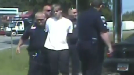 Ein Video zeigt, wie der mutmaliche Charleston-Attentäter Dylann Roof von Polizisten festgenommen wird.