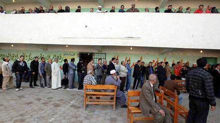 Lange Schlangen vor den Wahllokalen wie hier in Kairo waren in vielen Teilen des Landes am ersten Wahltag zu sehen.