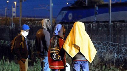 Warten auf die Überfahrt nach England: Migranten im nordfranzösischen Coquelles bei Calais am Sonntag