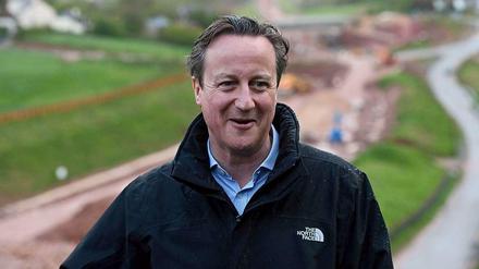 Steht im Regen. David Cameron, Premierminister von Großbritannien.