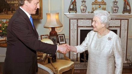 David Cameron bei Queen Elizabeth II.