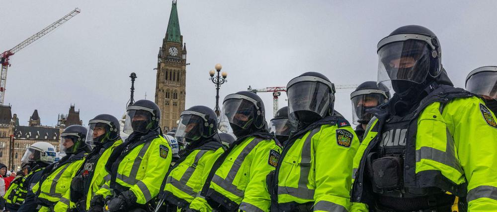 Polizisten stehen vor dem kanadischen Parlament in Ottawa.