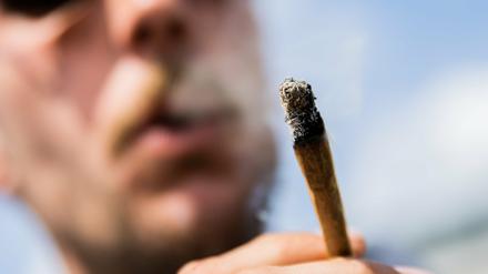 Ein Mann raucht bei der Kundgebung in Berlin einen Joint mit Medizinalcannabis (Foto vom Mai 2022)