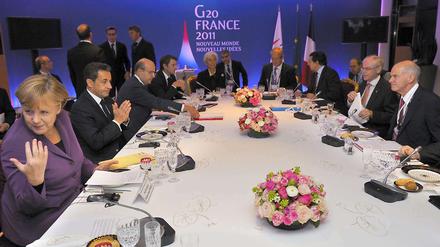 Gib mir Fünf. Bundeskanzlerin Angela Merkel beim Gipfel vor dem Gipfel in Cannes an der Seite von Nicolas Sarkozy. Im Fokus: Giorgos Papandreou (r.) und dessen Pläne für ein Referendum.