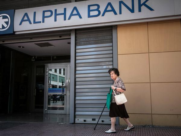 Eine geschlossene Bank in Athen