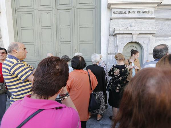 Griechische Rentner stehen in Athen Schlange vor einer Bank, um Geld abzuheben. 