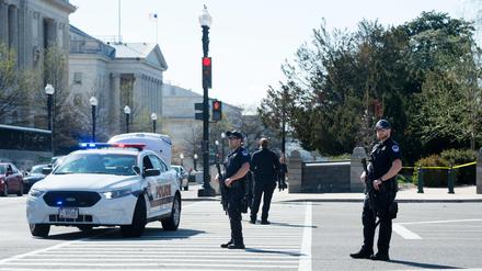 Dieses Bild zeigt die Polizei des Capitols bei einem Einsatz im März, als es im Besucherzentrum zu Schüssen kam.