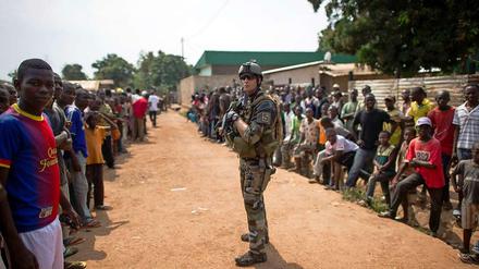 Französische Soldaten durchkämmen die Hauptstadt Bangui nach Waffen. Friedenstruppen und Bevölkerung scheinen sich noch sehr unsicher gegenüber zu stehen. 