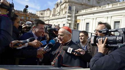 Kardinäle vor Kameras: Der portugiesische Kardinal Jose Saraiva Martins am Montag in Rom auf dem Weg zum Treffen mit den Amtsbrüdern