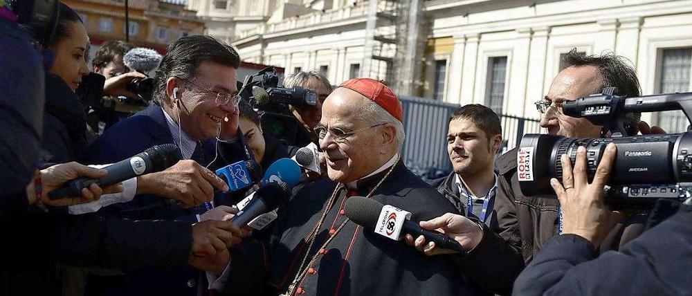 Kardinäle vor Kameras: Der portugiesische Kardinal Jose Saraiva Martins am Montag in Rom auf dem Weg zum Treffen mit den Amtsbrüdern