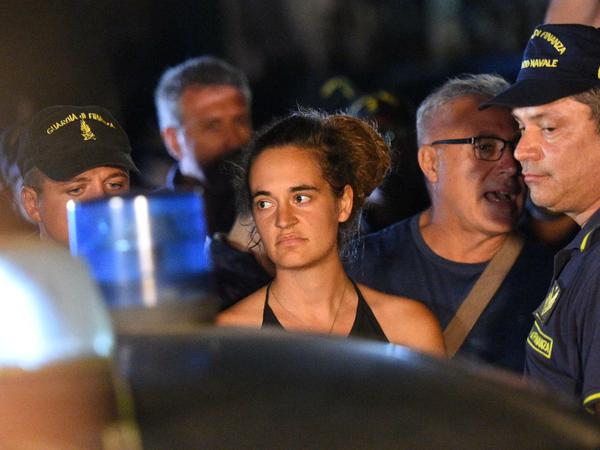 Carola Rackete im Juni nach der Ankunft in Lampedusa, wo sie von der Polizei zum Verhör abgeführt wurde.