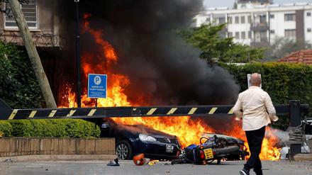 Brennende Autos vor dem Dusit Hotel- und Büro-Komplex in der kenianischen Hauptstadt Nairobi.