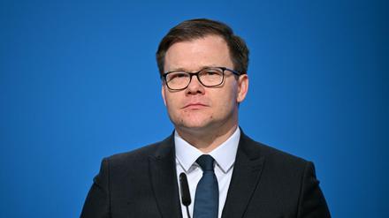 Carsten Schneider (SPD), Staatsminister und Beauftragter der Bundesregierung für Ostdeutschland, während einer Pressekonferenz.