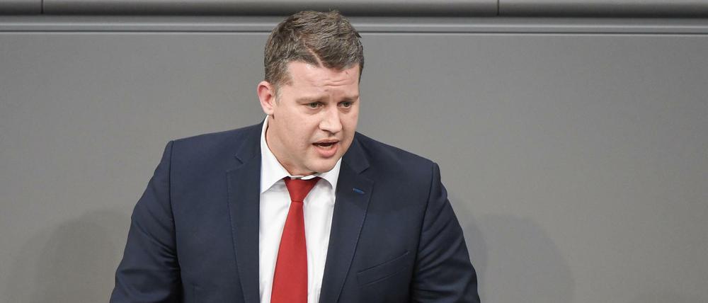 Carsten Träger (SPD) spricht im Deutschen Bundestag zu den Abgeordneten. Der Fürther SPD-Bundestagsabgeordnete hat nach eigenen Angaben einen Drohbrief mutmaßlicher Linksextremisten erhalten, dem eine Patronenhülse beigefügt war.
