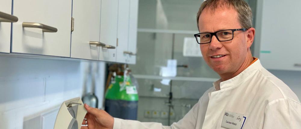 Carsten Watzl, Generalsekretär der Deutschen Gesellschaft für Immunologie (DGfI), steht in einem Labor.