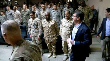 Der neue Verteidigungsminister der USA, Ashton Carter, im kuwaitischen Camp Arifdschan. 