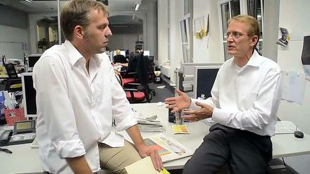Tagesspiegel-Chefredakteur Stephan-Andreas Casdorff (rechts) antwortet auf Newsroom-Leiter Lutz Haverkamp