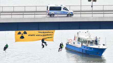 Atomkraftgegner der Umweltschutzorganisation "Robin Wood" seilen sich von einer Brücke über dem Neckar ab.
