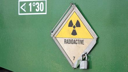 Warnung vor Radioaktivität auf einem Castor-Transporter.