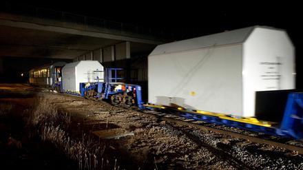 Ein mit Castorbehältern beladener Güterzug bei der Abfahrt aus Cadarache in Frankreich.