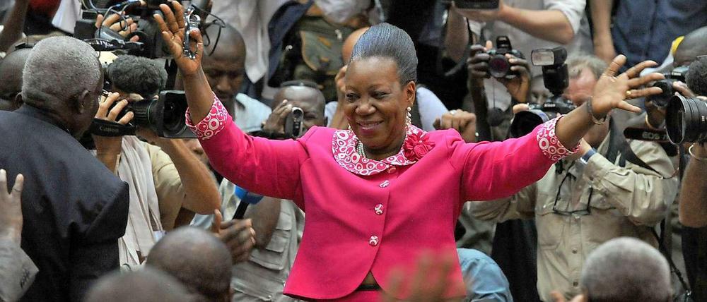 Catherine Samba-Panza hat die Wahl zur Übergangspräsidentin der Zentralafrikanischen Republik gegen zwei Präsidentensöhne gewonnen. Sie war bisher Bürgermeisterin der Hauptstadt Bangui. 