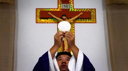 Der Priester Liu Yong Wang zelebriert in der Nähe von Tianjin eine katholische Messe. 