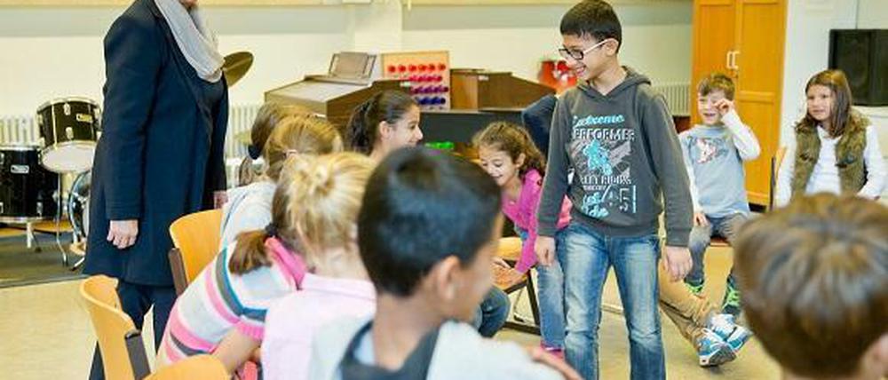 Ein Flüchtlingsjunge aus Syrien nimmt an einer bayerischen Schule am Musikunterricht teil.