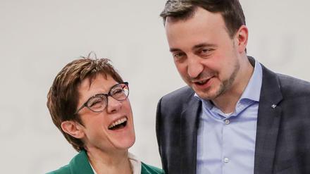 Annegret Kramp-Karrenbauer, Bundesvorsitzende der CDU, steht mit dem neugewählten CDU Generalsekretär Paul Ziemiak