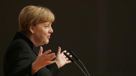 Angela Merkel spricht in Karlsruhe.