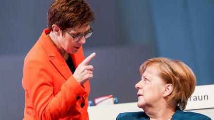 Annegret Kramp-Karrenbauer, Bundesvorsitzende der CDU und Verteidigungsministerin, spricht mit Bundeskanzlerin Angela Merkel (CDU).