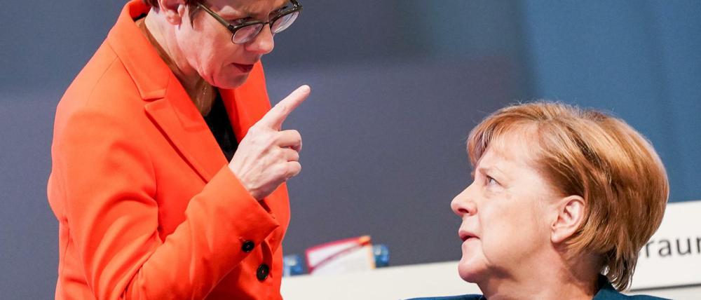 Annegret Kramp-Karrenbauer, Bundesvorsitzende der CDU und Verteidigungsministerin, spricht mit Bundeskanzlerin Angela Merkel (CDU).