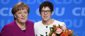 Als Nachfolgerin auserkoren: Annegret Kramp-Karrenbauer mit Angela Merkel, hier im Februar 2018 beim CDU-Parteitag.
