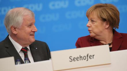 Da passt noch ein Blatt zwischen: CSU-Chef Horst Seehofer und Bundeskanzlerin Angela Merkel.