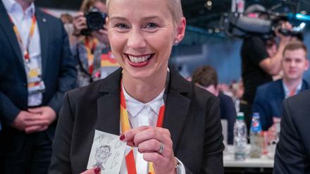 Silvia Breher, neue Vizevorsitzende der CDU, zeigt beim CDU-Bundesparteitag einen Zettel mit einem Glücksbringer den ihr ihr Sohn zur Wahl mitgegeben hat. 