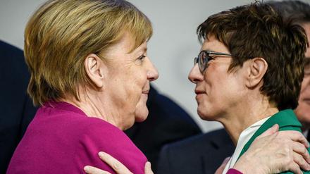 Annegret Kramp-Karrenbauer (r) Bundesvorsitzende der CDU, verabschiedet sich von Bundeskanzlerin Angela Merkel (CDU) nach dem CDU-Bundesparteitag. 
