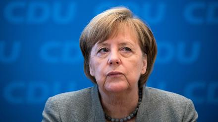 Im Moment nur geschäftsführend tätig, Bundeskanzlerin Angela Merkel, und daher nur beschränkt handlungsfähig zum Schaden der EU.