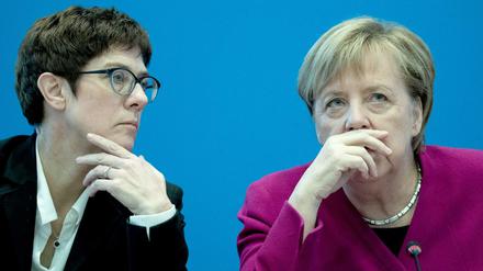 Angela Merkel und Annegret Kramp-Karrenbauer sitzen im Konrad-Adenauer-Haus zusammen. Thema ist der Ausgang der Landtagswahl in Hessen. Weiter geht es um die Wahl eines oder einer Parteivorsitzenden beim nächsten Bundesparteitag.