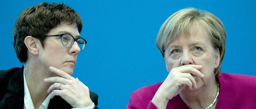 Bundeskanzlerin Angela Merkel (r.) und die CDU-Chefin Annegret Kramp-Karrenbauer (l.).