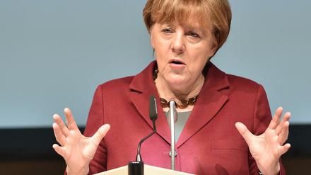 Ja, wir schaffen das immer noch, bloß anders: Die CDU-Parteivorsitzende Angela Merkel spricht in Neubrandenburg (Mecklenburg-Vorpommern) auf der Landesvertreterversammlung. 